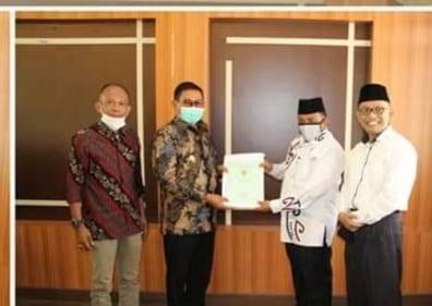 Walikota Bukittinggi Ramlan Nurmatias menyerahkan 5 persil sertifikat  jenis Hak Guna Bangunan, tanah wakaf dan sertifikat Hak Pakai  di ruang rapat utama Balaikota setempat, Kamis (3/9)